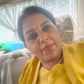 Swati Srivastava – Female Home Tutor in Omaxe City Lucknow | Physics Tuition with 10 Years Experience